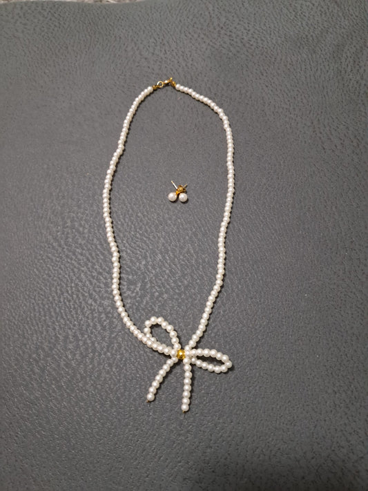 Bow pearl necklace