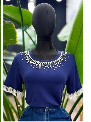 t-shirt azul con detalles de perlas